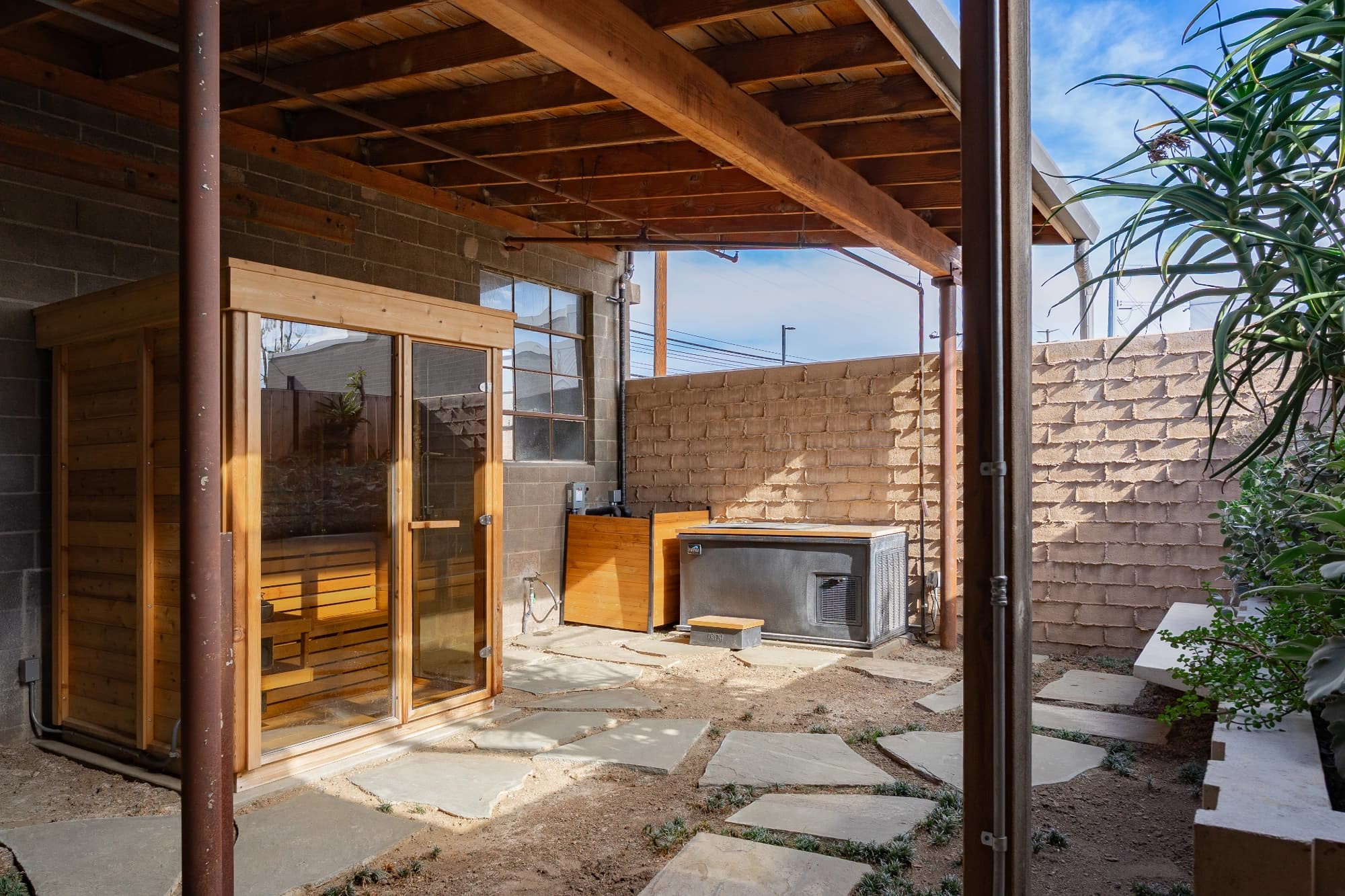 Sauna and recovery circulation area